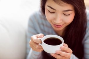 Minum Kopi Sambil Membersihkan Rumah dengan Tenang