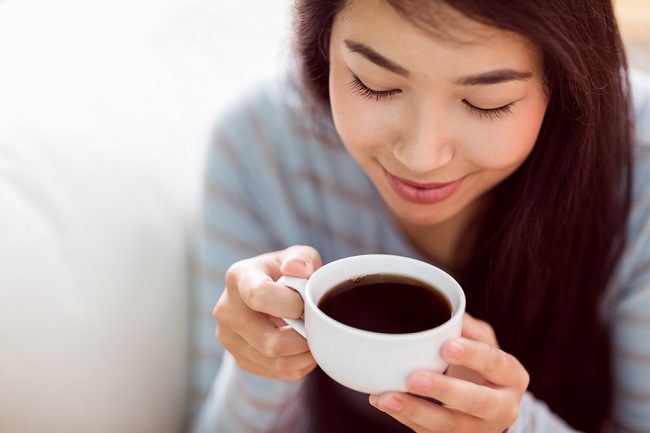 Minum Kopi Sambil Membersihkan Rumah dengan Tenang