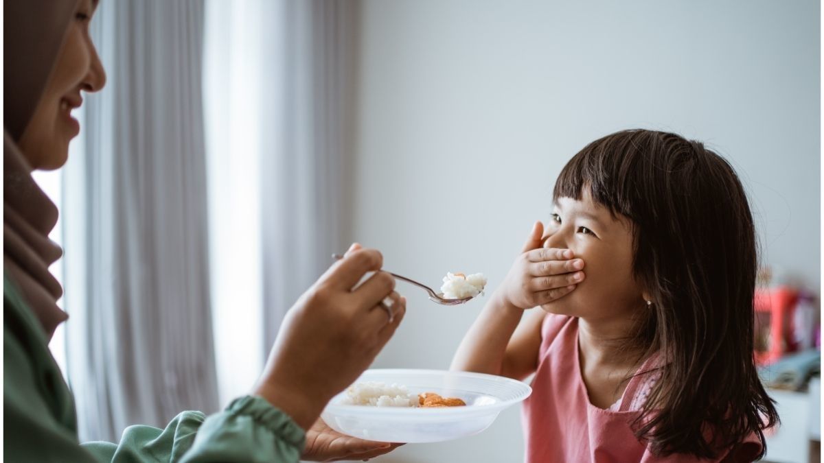 Mengalah kepada Keinginan Anak untuk Makan di Luar: Apakah Ini Langkah yang Tepat?