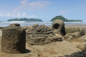 Pantai Air Manis Keindahan Alam dan Legenda yang Menawan di Sumatera Barat