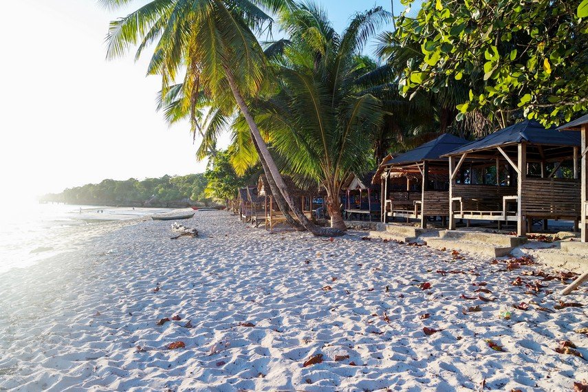 Menikmati Keindahan Alam Pantai Nirwana di Bau-Bau