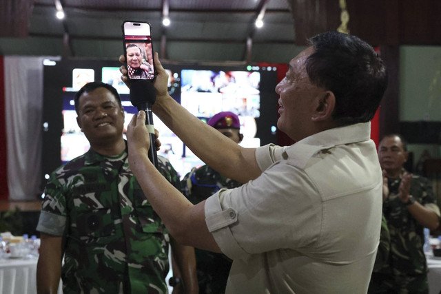 Malam Tahun Baru, Presiden Prabowo Sapa Prajurit TNI di Papua Lewat Video Call: Semangat Baru untuk Keamanan Indonesia