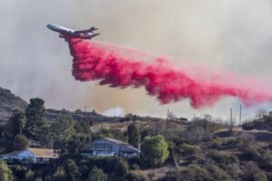 Cairan Pink Ajaib: Solusi dari Langit untuk Padamkan Api ‘Neraka’ LA