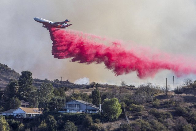 Cairan Pink Ajaib: Solusi dari Langit untuk Padamkan Api ‘Neraka’ LA