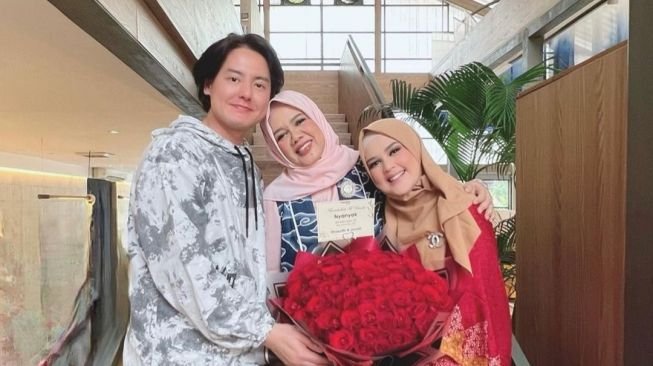 Roger Danuarta Berikan Kejutan Ulang Tahun untuk Ibu Mertuanya: Tanda Kasih Sayang dalam Keluarga