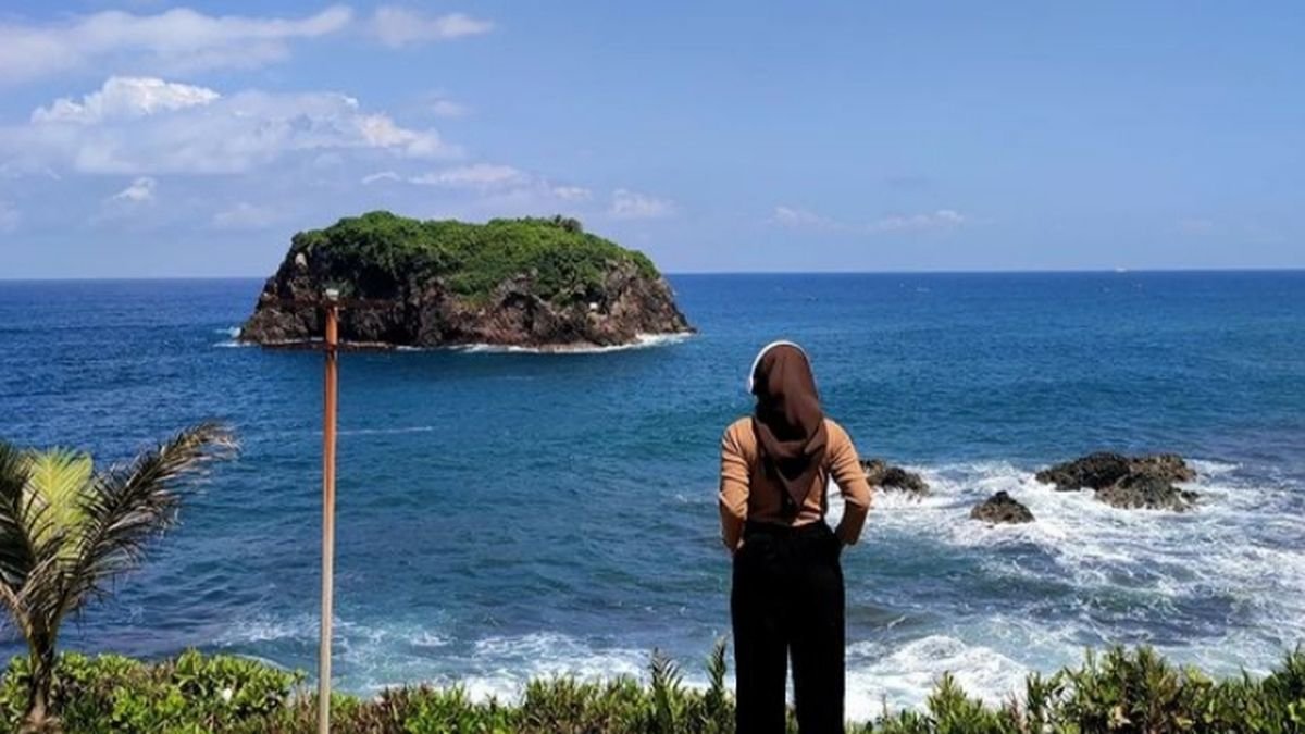 Pantai Karang Tawulan: Keindahan Tersembunyi yang Wajib Dikunjungi