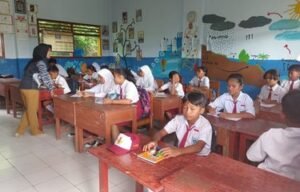 Atap SDN 04 Lebakharjo Ambruk, Siswa Terpaksa Belajar dalam Satu Ruangan: Tantangan Pendidikan di Tengah Krisis Infrastruktur