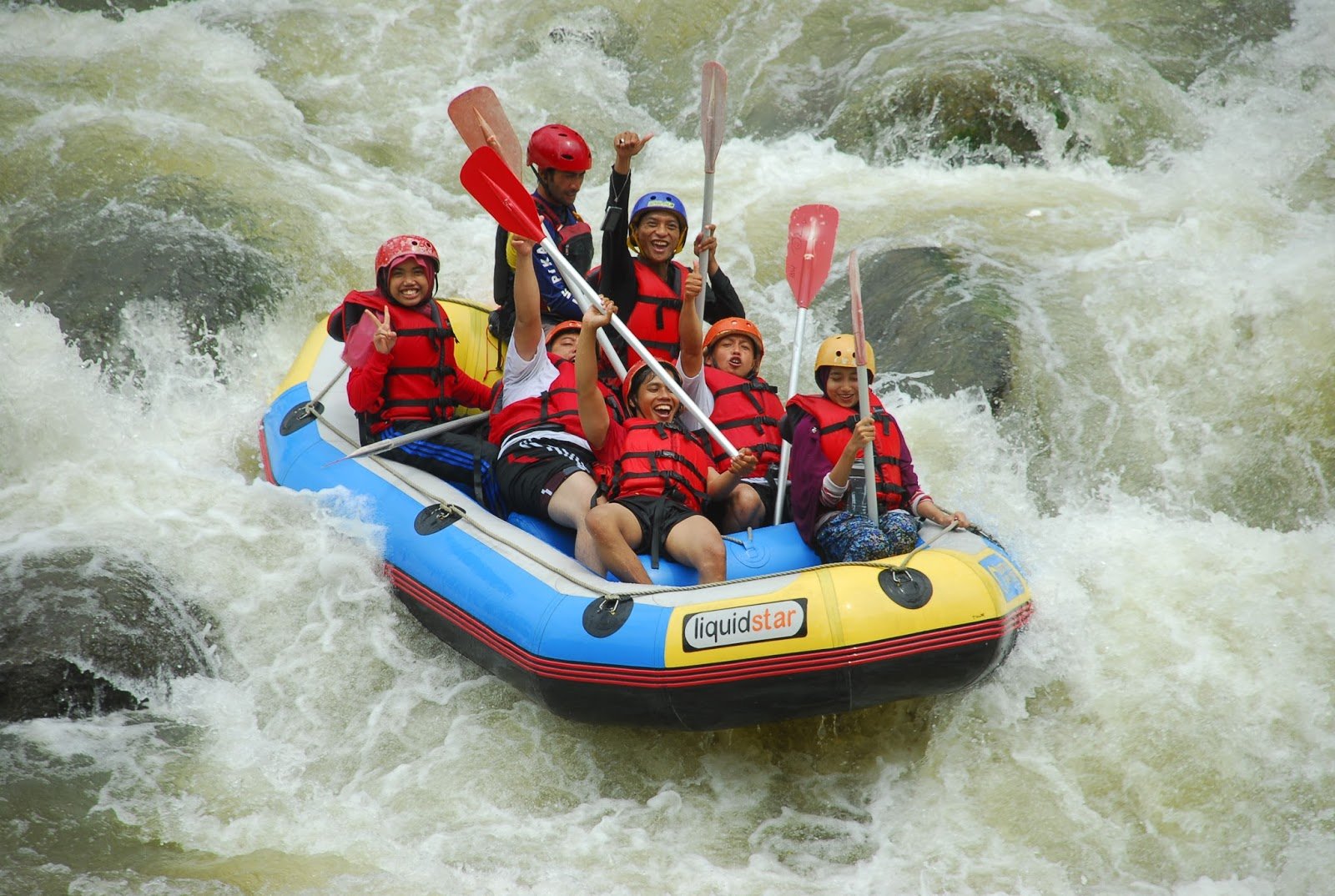 Sensasi Petualangan di Arung Jeram Sungai Serayu Banjarnegara: Menantang Adrenalin di Alam Liar