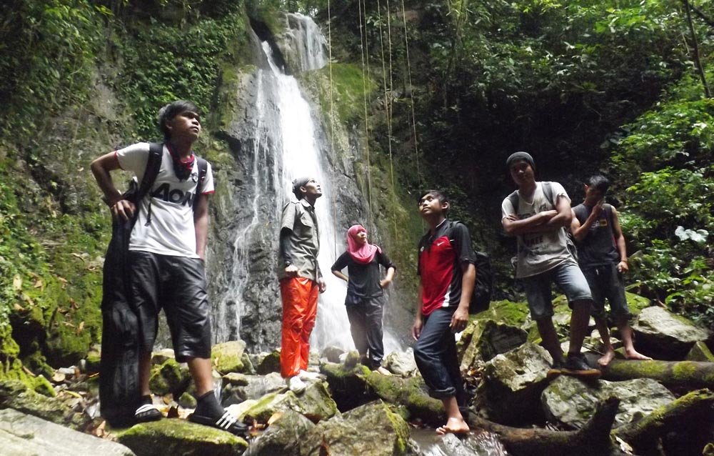 Menjelajahi Keindahan Air Terjun Tujuh Tingkat di Padang Panjang: Wisata Alam yang Memikat