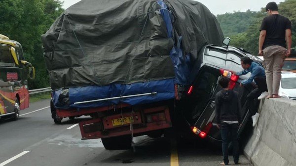 Insiden Mobil Terjepit di Pembatas Tol Cipularang: Akibat Truk Pecah Ban yang Menyebabkan Kecelakaan