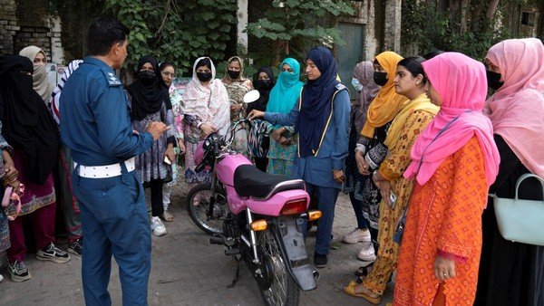 Perempuan Bersepeda Motor Makin Populer di Pakistan Gegara Mobil Mahal: Fenomena Baru yang Meningkatkan Mobilitas Wanita