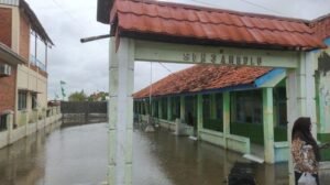 Pilu Siswa SDN 3 Ambulu Cirebon: Langganan Diterjang Banjir Rob, Apa Dampaknya?