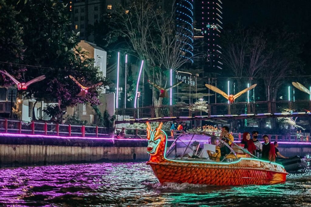 Menyusuri Pesona Kalimas: Sensasi Wisata Perahu Malam Hari di Jantung Surabaya