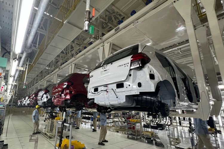 Industri Otomotif Mengerem Mendadak: Resesi Datang, PHK Mengintai