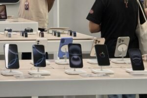 Laptop Terbang: Strategi Apple, Microsoft, dan Teknologi Raksasa Antisipasi Gejolak Global