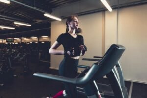 Tetap Aktif Meski Punya Masalah Sendi: Manfaat Olahraga dengan Treadmill yang Tepat