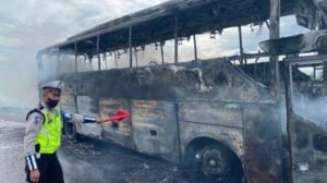 Panik di Tol Cipali: Bus Sinar Jaya Terbakar, Diduga Akibat Arus Pendek