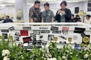 Tribut Terakhir yang Unik: Peti Jenazah Ricky Siahaan Dipenuhi Stiker Band Favorit