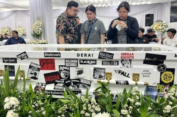 Tribut Terakhir yang Unik: Peti Jenazah Ricky Siahaan Dipenuhi Stiker Band Favorit