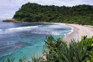Pesona Tersembunyi Pantai Sanggar Tulungagung: Surga Alam yang Masih Alami