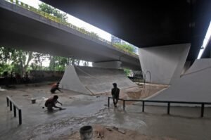 Skate Seru di Bawah Langit Beton: Serunya Berseluncur di Kolong Flyover Slipi