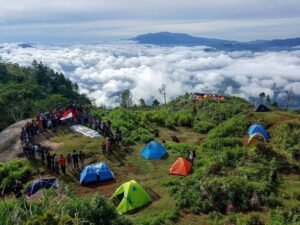 Menyapa Awan di Puncak Toraja: Pesona Gunung Sesean yang Tak Terlupakan