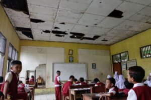 Ironi Pendidikan Cirebon: Ribuan Ruang Kelas Rusak, Masa Depan Anak Dipertaruhkan