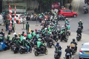 Bukan Karena Tak Peduli: Ojol Oraski Pilih Tetap Ngebid, Demi Keluarga
