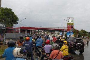 BBM Langka di Balikpapan: Polisi Bergerak Cepat Awasi Pengetap di SPBU