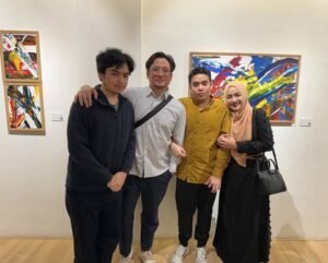 Sentuhan Hangat Seorang Ibu: Cindy Fatikasari Dampingi Anak Kurus Menyalurkan Bakat Melukis