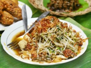 Lontong Balap Khas Jawa Timur: Sensasi Gurih yang Menggoda Lidah