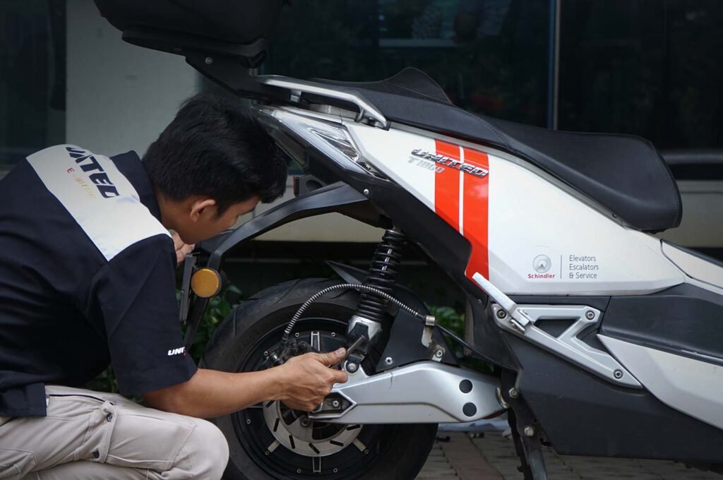 Apakah Motor Listrik Perlu Ganti Oli? Menjawab Pertanyaan Umum Pengguna Kendaraan Ramah Lingkungan