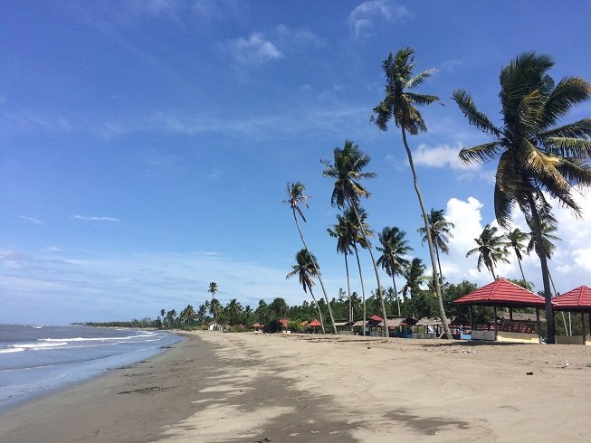  Menjelajahi Keajaiban Tersembunyi: Pesona Pantai Lombang-Lombang di Mamuju 