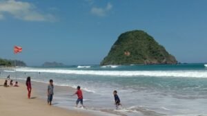 Menyibak Pesona Tersembunyi: Pantai Pulau Merah, Surga Eksotis di Ujung Jawa Timur