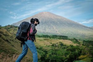 Menembus Kabut Marapi: Panduan Seru Traveling ke Gunung Marapi dari Bukittinggi