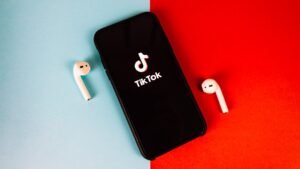 Dampak Revolusioner TikTok pada Industri Musik: Kekuatan Baru dalam Penemuan, Pemasaran, dan Konsumsi Musik