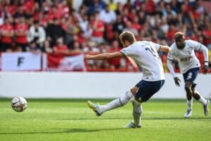 Sang Ujung Tombak: Membedah Peran dan Evolusi Striker dalam Sepak Bola Modern