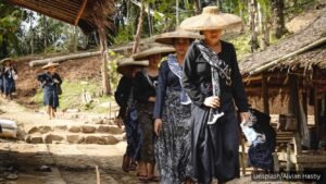 Suku-Suku Terasing: Menjaga Warisan di Tengah Arus Modernisasi