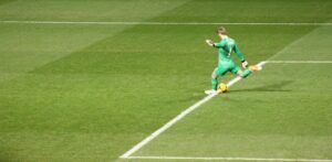 Tendangan Gawang: Lebih dari Sekadar Mengembalikan Bola ke Permainan