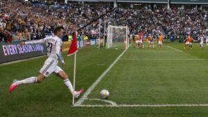 Tendangan Sudut: Lebih dari Sekadar Bola Mati, Potensi Membangun Serangan dan Mencetak Gol