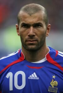 Zinedine Zidane: Maestro Lapangan Tengah yang Menjelma Legenda Abadi